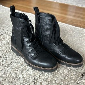 Vionic Lani Boots - comes with box!